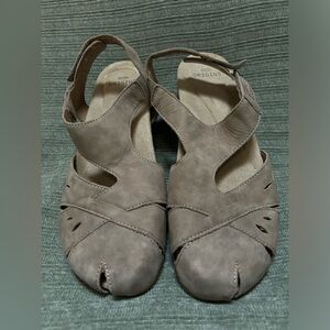 Earth Origins Women's Sandals in Taupe - Size 11 W (Gently Used)